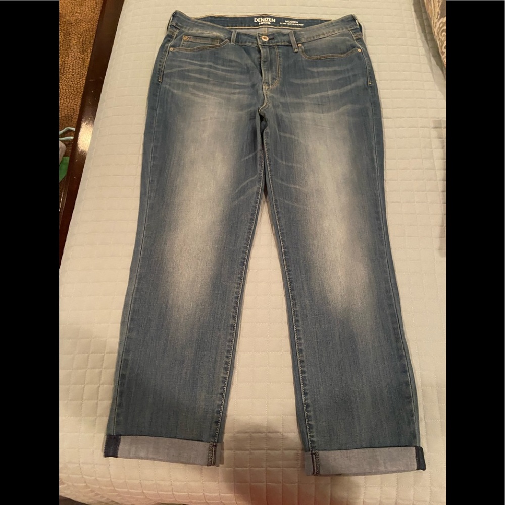 Women’s Levi’s Capri Jean.  NWOT Size 14